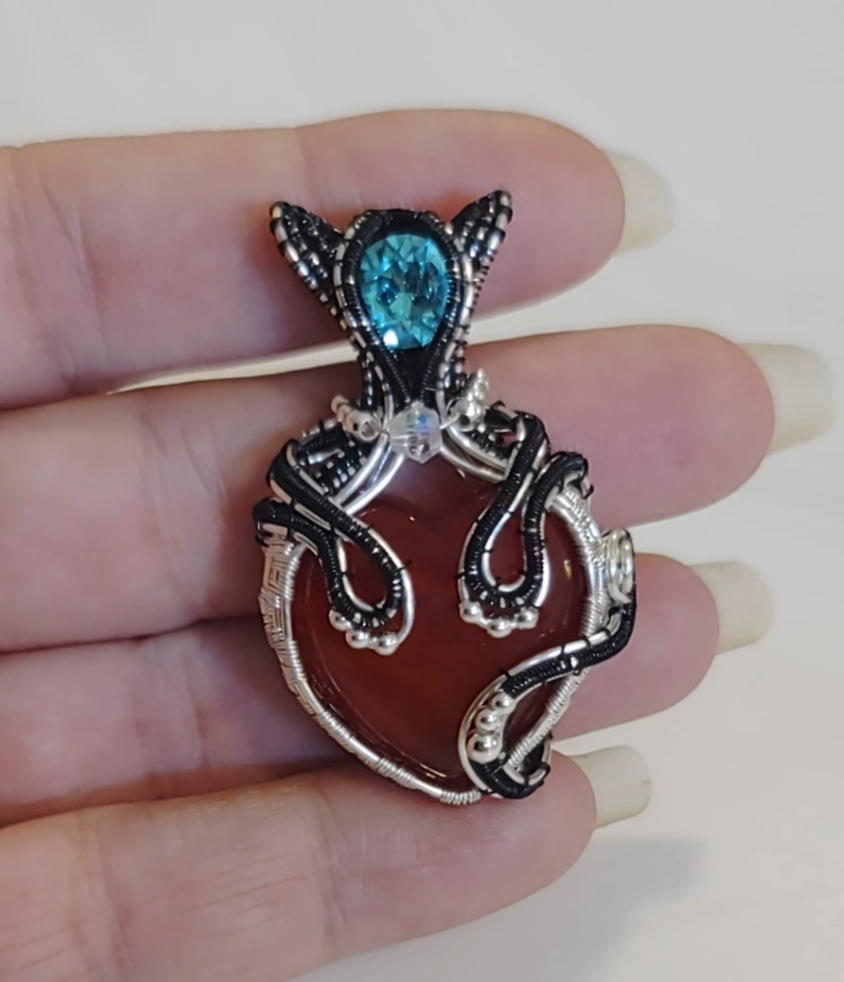 kitty ๐ธ๐ heart pendant