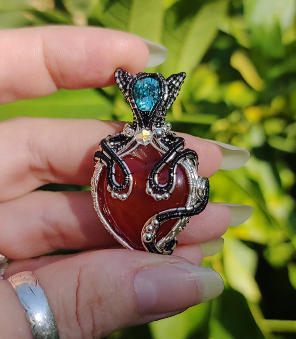 kitty ๐ธ๐ heart pendant