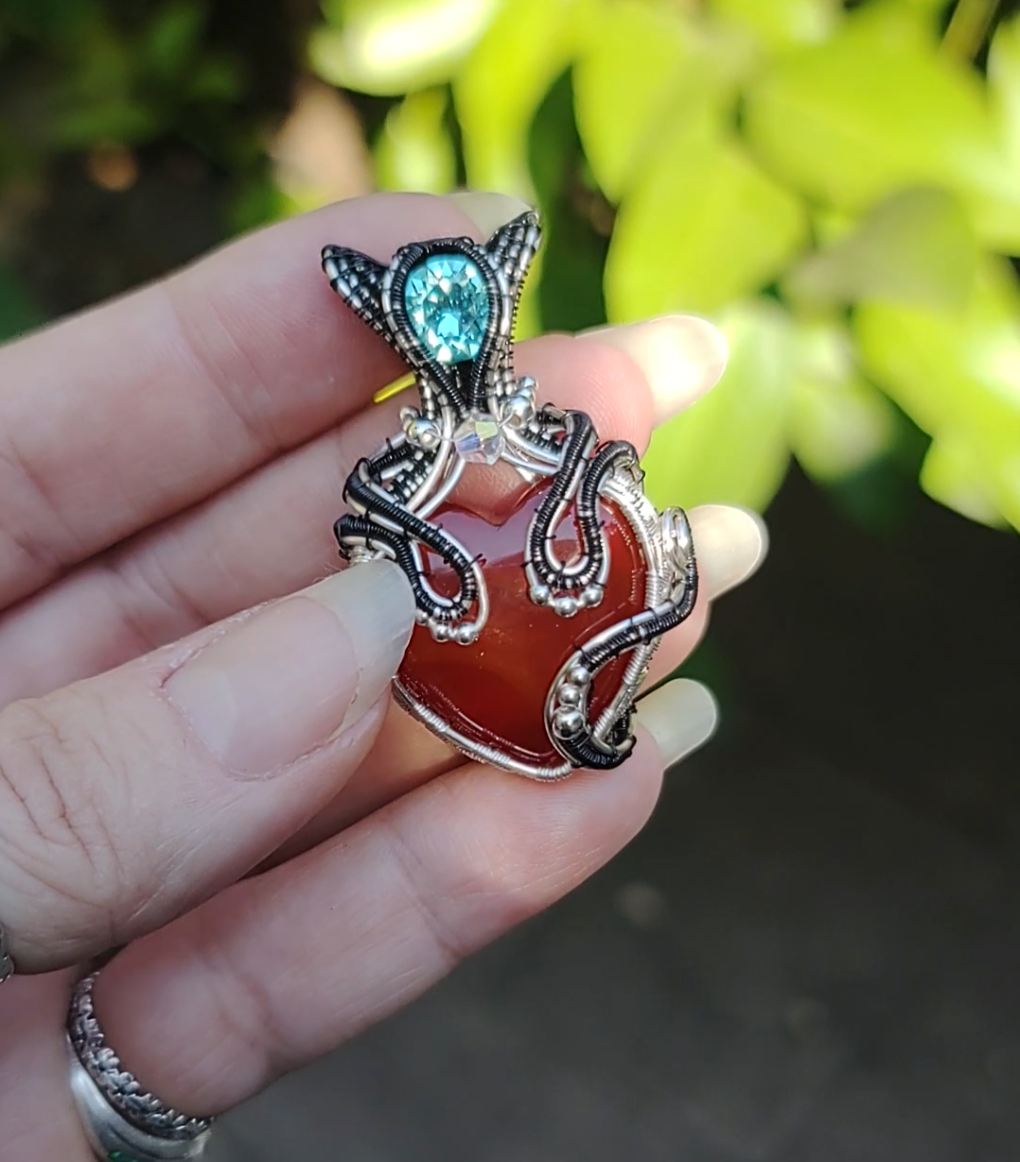 kitty ๐ธ๐ heart pendant