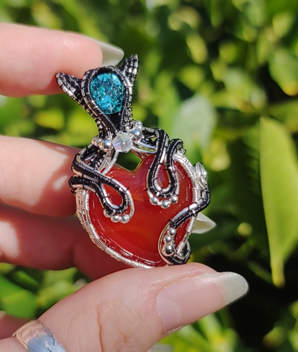 kitty ๐ธ๐ heart pendant