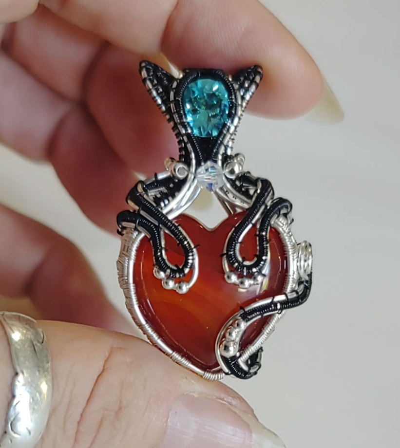 kitty ๐ธ๐ heart pendant