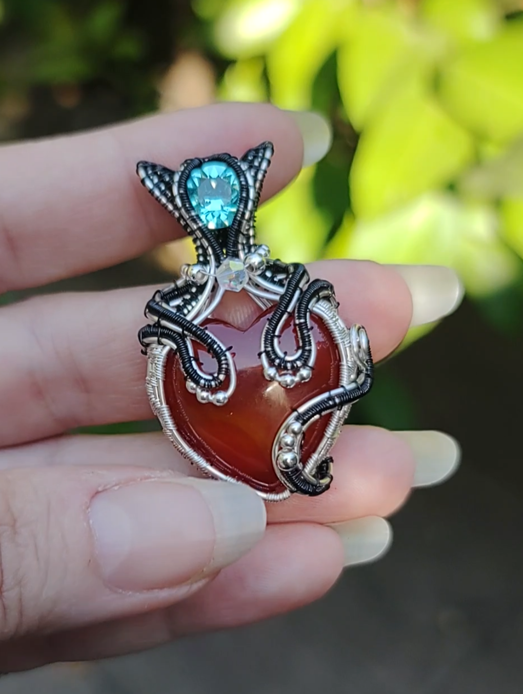 kitty ๐ธ๐ heart pendant