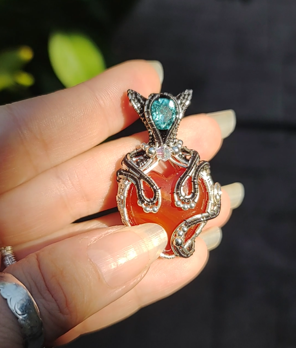 kitty ๐ธ๐ heart pendant