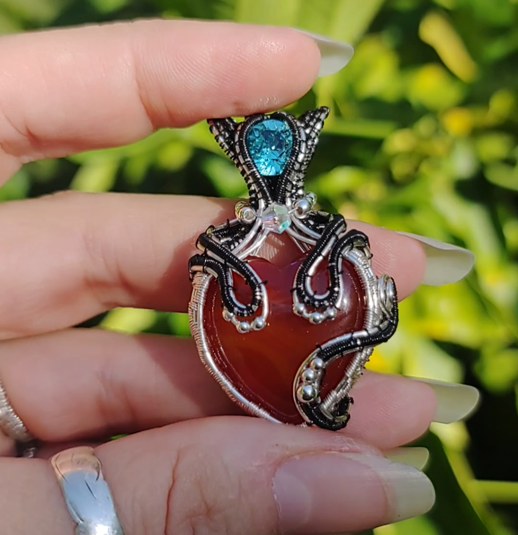 kitty ๐ธ๐ heart pendant